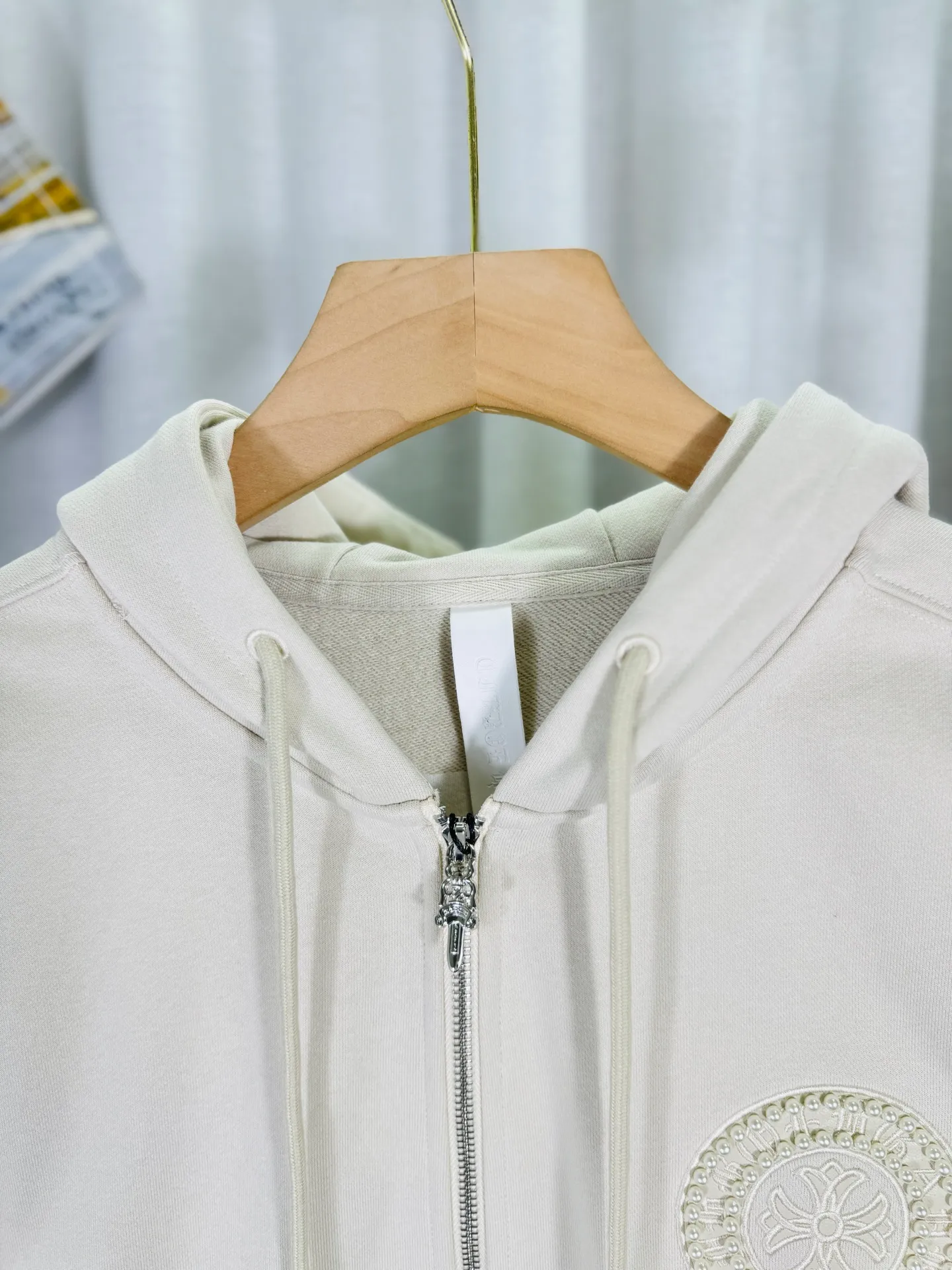 P350 top version, real shot without P, ​​different from market currency) 𝗖𝗵𝗿𝗼𝗺𝗲 𝗛𝗲𝗮𝗿𝘁𝘀/Cro Heart 2025 washed and burned flower patch embroidered autumn and winter new original single counter American hollow patch 3D couple casual cardigan sweatshirt 👑The highest version! Customized fabric 480g tripe terry fabric! American acid-washed and distressed original fabric, laser burning + leather embroidery, exquisite embroidery of letters! The best-selling model in the counter, very comfortable to wear. Accessories: original molded and authenticated collar label➕100% silk wash label. Genuine purchase-grade original hangtag➕matching hanging rope➕3D hanging beads➕original packaging bag. Craftsmanship: The original version has consistent wiring! The highest version of the armhole matching technique! Color: Black Apricot Size: S M L XL Style Number: 25-370